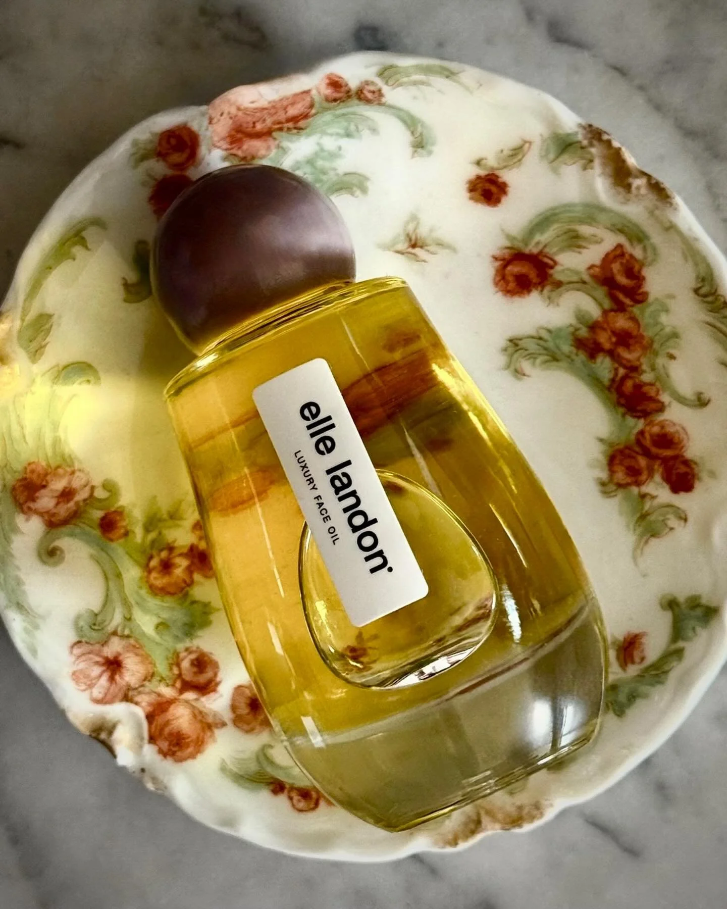 Love beautiful stuff? Let one of them be your skin.
Made with all-natural essential oils, curated for moisture and glow. Wear it alone or tap it on last to seal everything into your skin.
Apply it first thing in the morning before you go to the gym, 