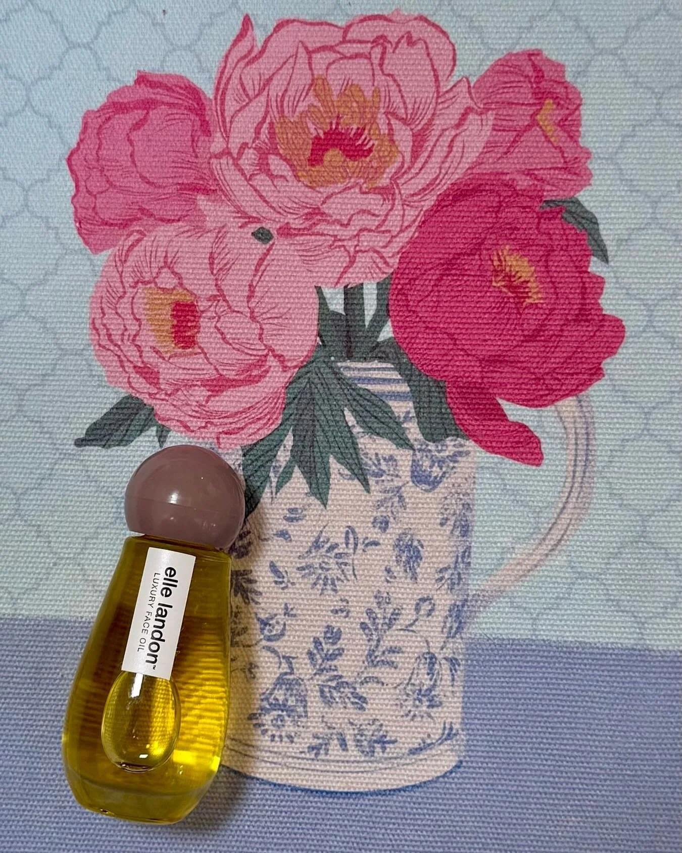 Wishing you a Saturday with good skin and flowers! ellelandon.com