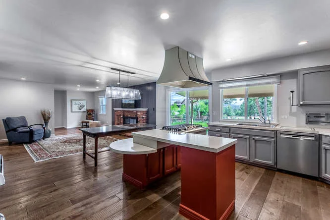 30024 Canterbury Circle-small-016-072-Kitchen-666x445-72dpi.jpg