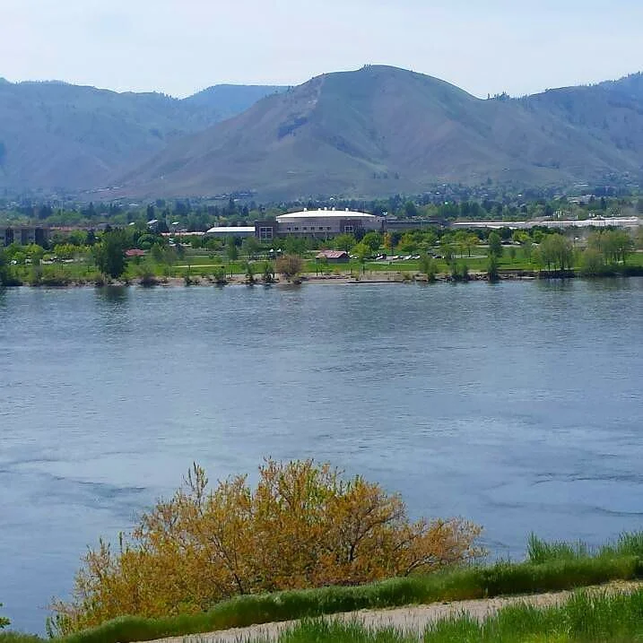That's the #TownToyotaCenter way across the #ColumbiaRiver for the #EastWenatchee side of the #AppleCapitalLoopTrail. #path #trail #river #Wenatchee
