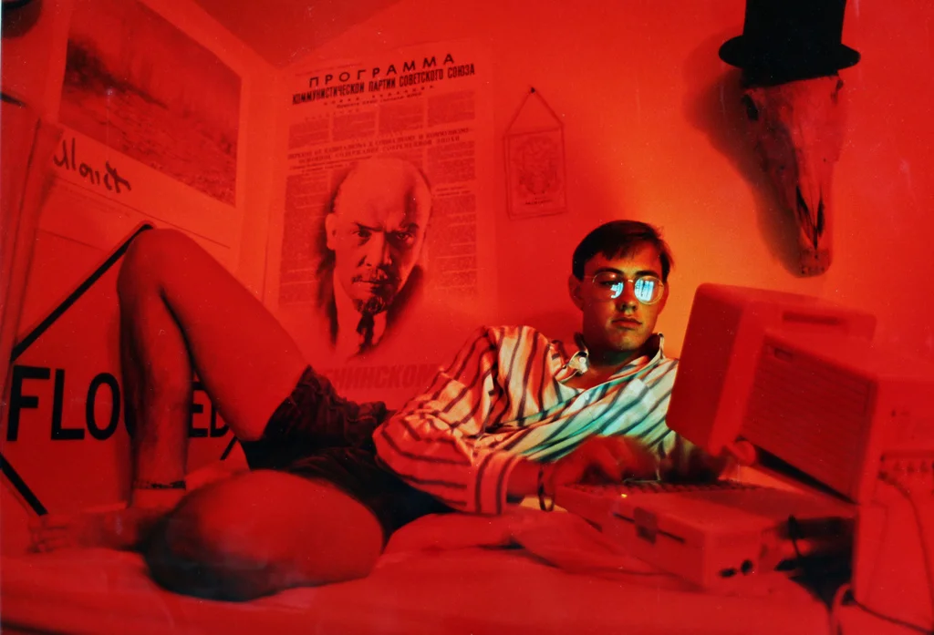 andrewharlow :
Portrait of the Programmer as a Young Man From Rick Smolan’s A Day in the Life of California (1989)
via Steve Jurvetson