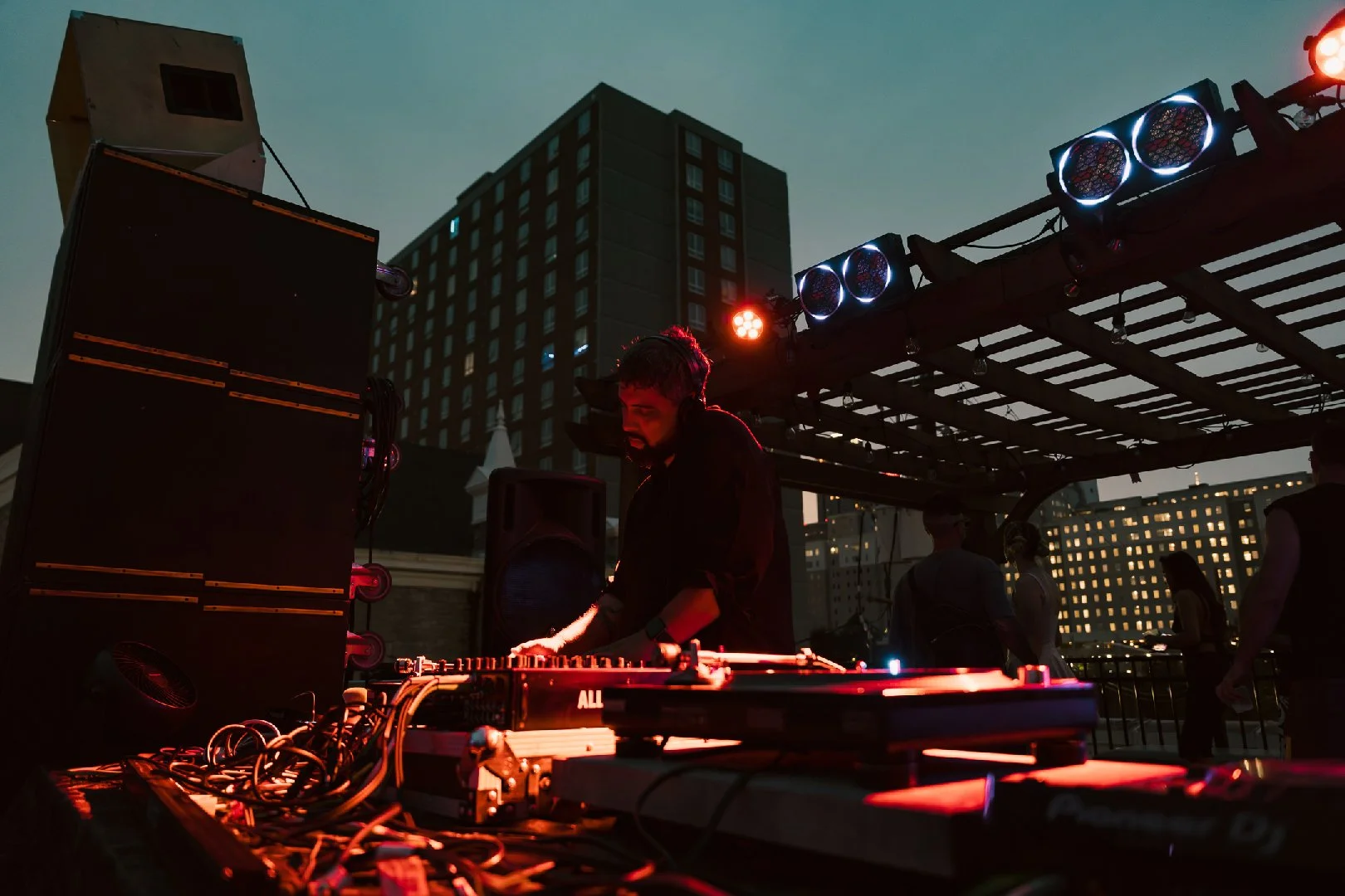 alleycatrooftop_june-03110.jpg