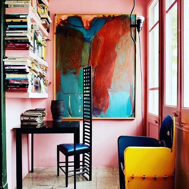 When introvert cozy nook hooks up with extrovert design vision. ⚡️🔥⚡️Home of architect Guillermo Santoma in Barcelona. Via @tmagazine #thevisionaryspace #beyondbeauty #design #art #home #love #ihavethisthingforpink #architecture #interior #instachic