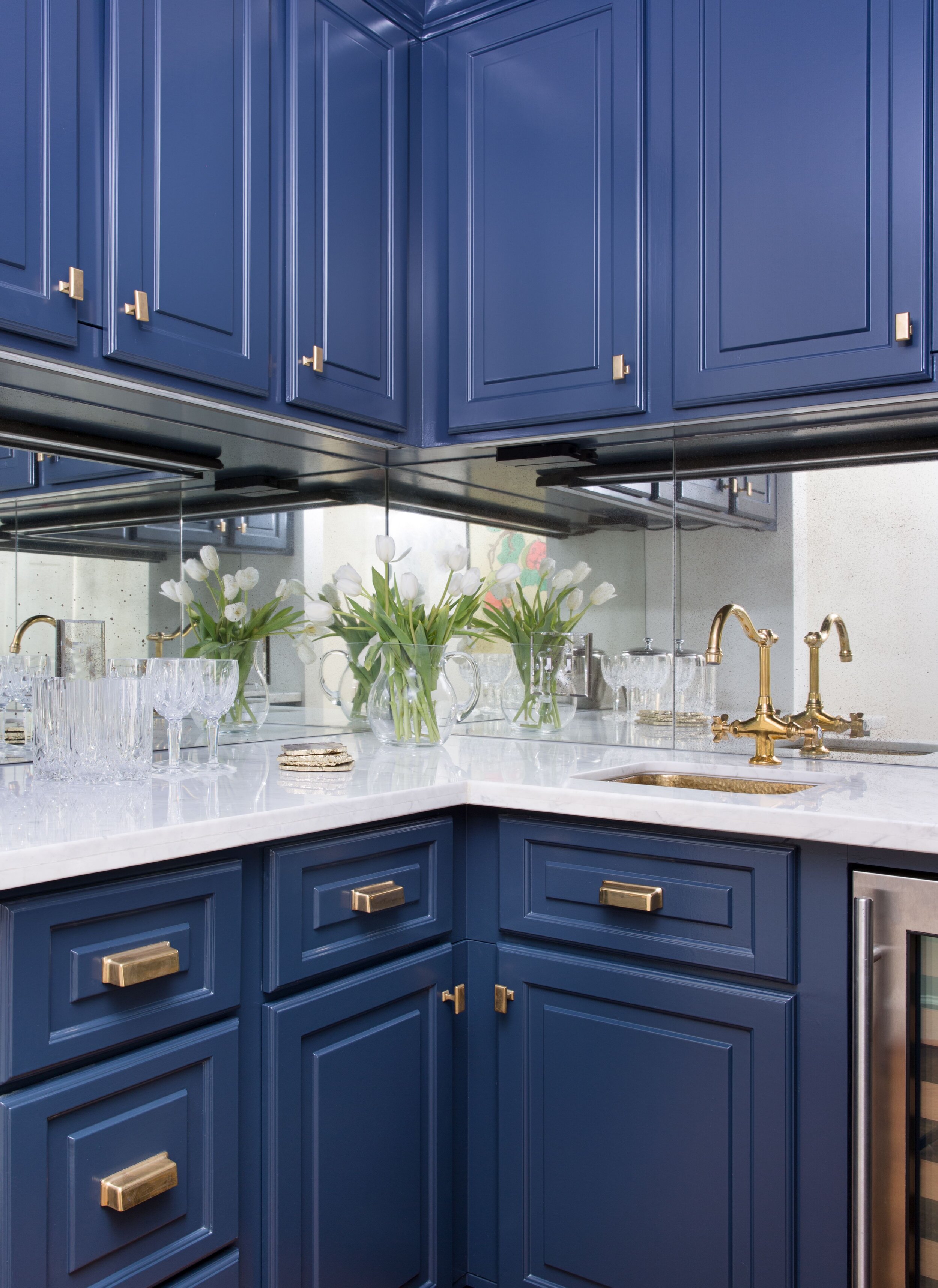 Белая кухня синяя столешница. Синие кухни. Кухня в синем цвете. Синяя кухня с мраморной столешницей. Темно синяя кухня.