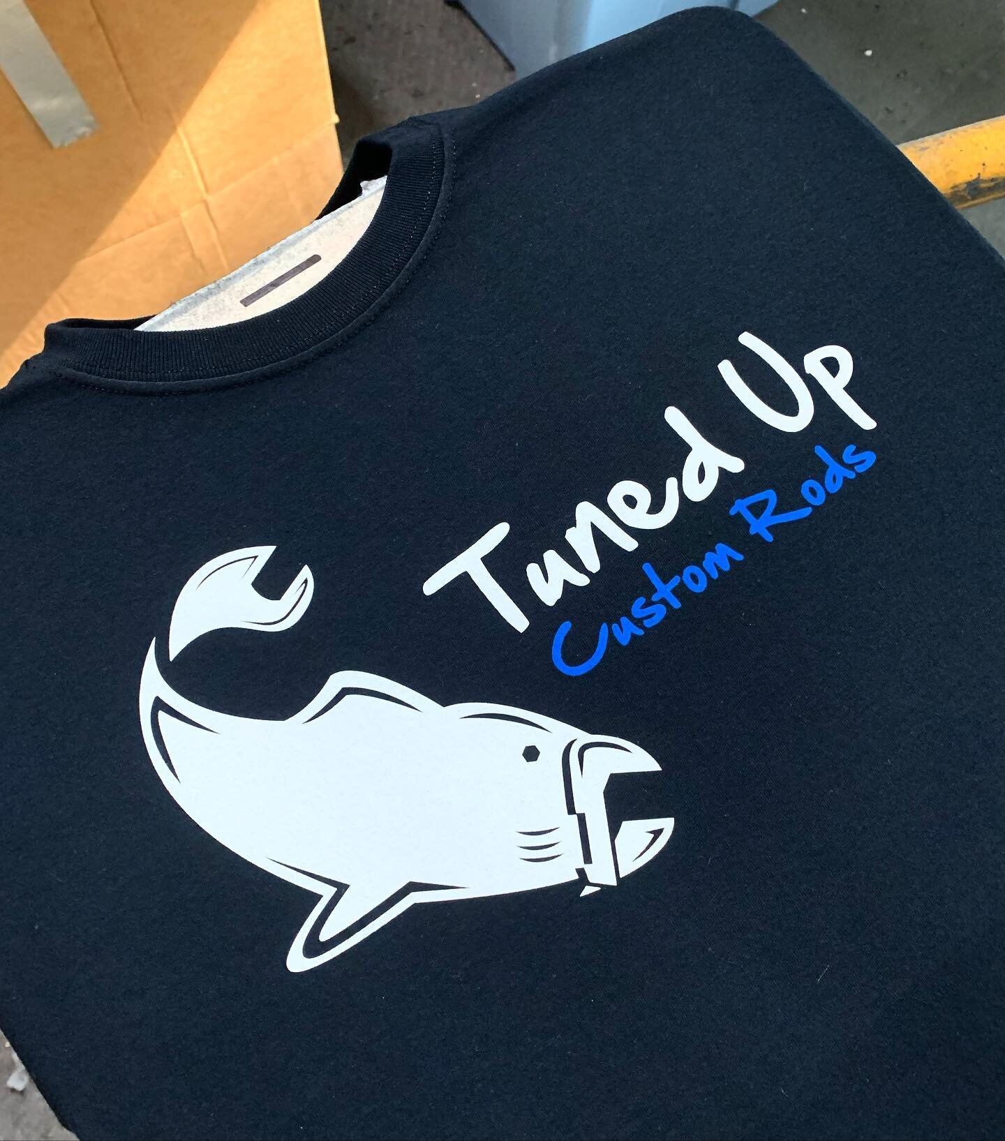 Fresh OG logo shirts for @tunedupcustomrods 
Anybody else fishing this wkend?
.
.
.
.
#tunedupcustomrods #tucr #fishing #mnfishing #screenprinting #screenprint #merch #jensoncreative #p666rty