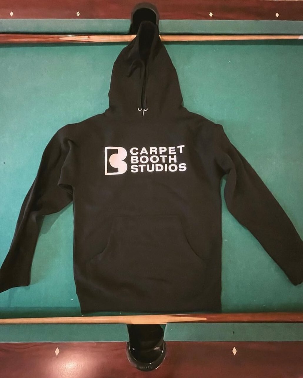 I&rsquo;m a sucker for a good promo pic! Hoodie prints for @carpetbooth
Thanks Zach!
.
.
.
.
#recording #studio #carpetbooth #carpetboothstudios #mn #recordingstudio #merch #screenprinting #print #jensoncreative