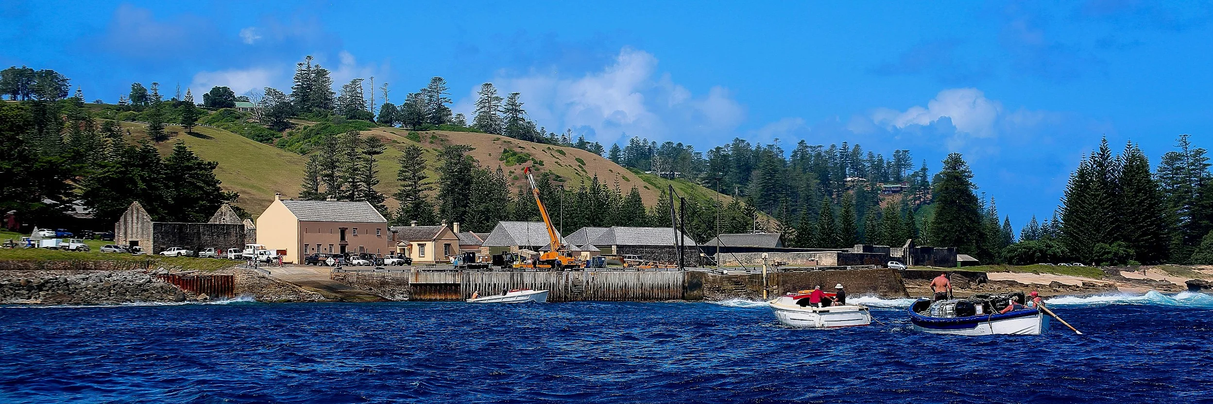 Norfolk Is,Unloading Supply Boat,030,-.JPG
