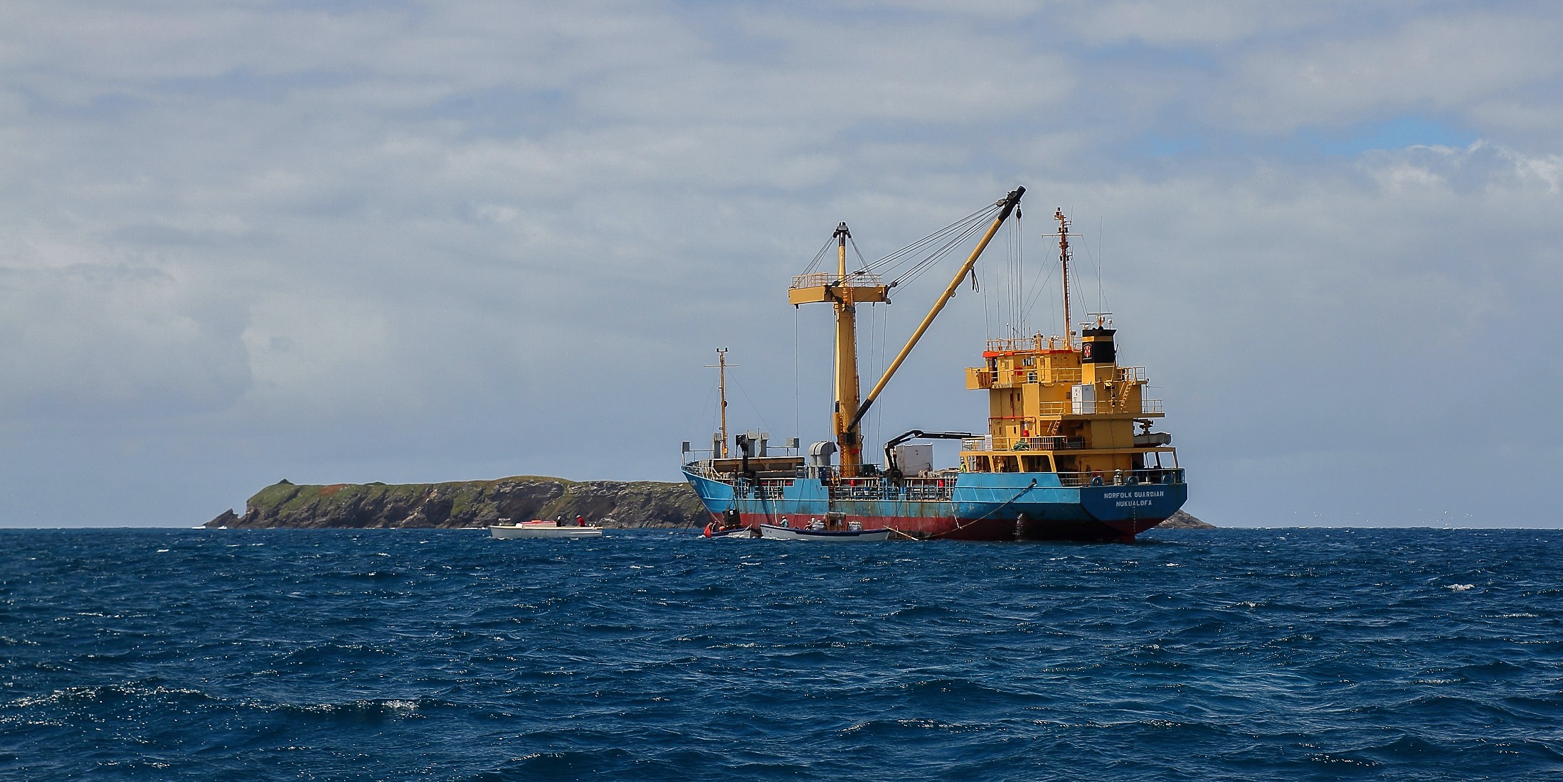 Norfolk Is,Unloading Supply Boat,518,-.JPG