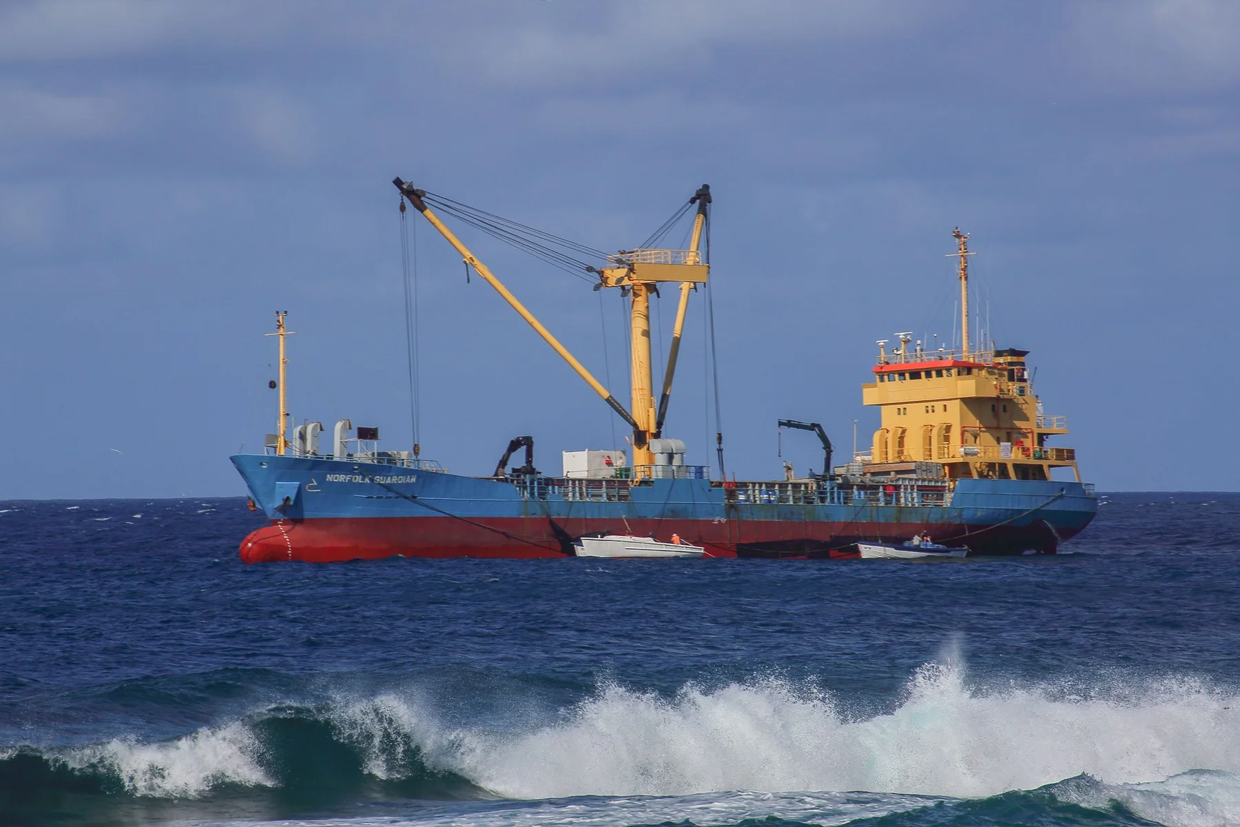Norfolk Is,Unloading Supply Boat,4518,-.JPG