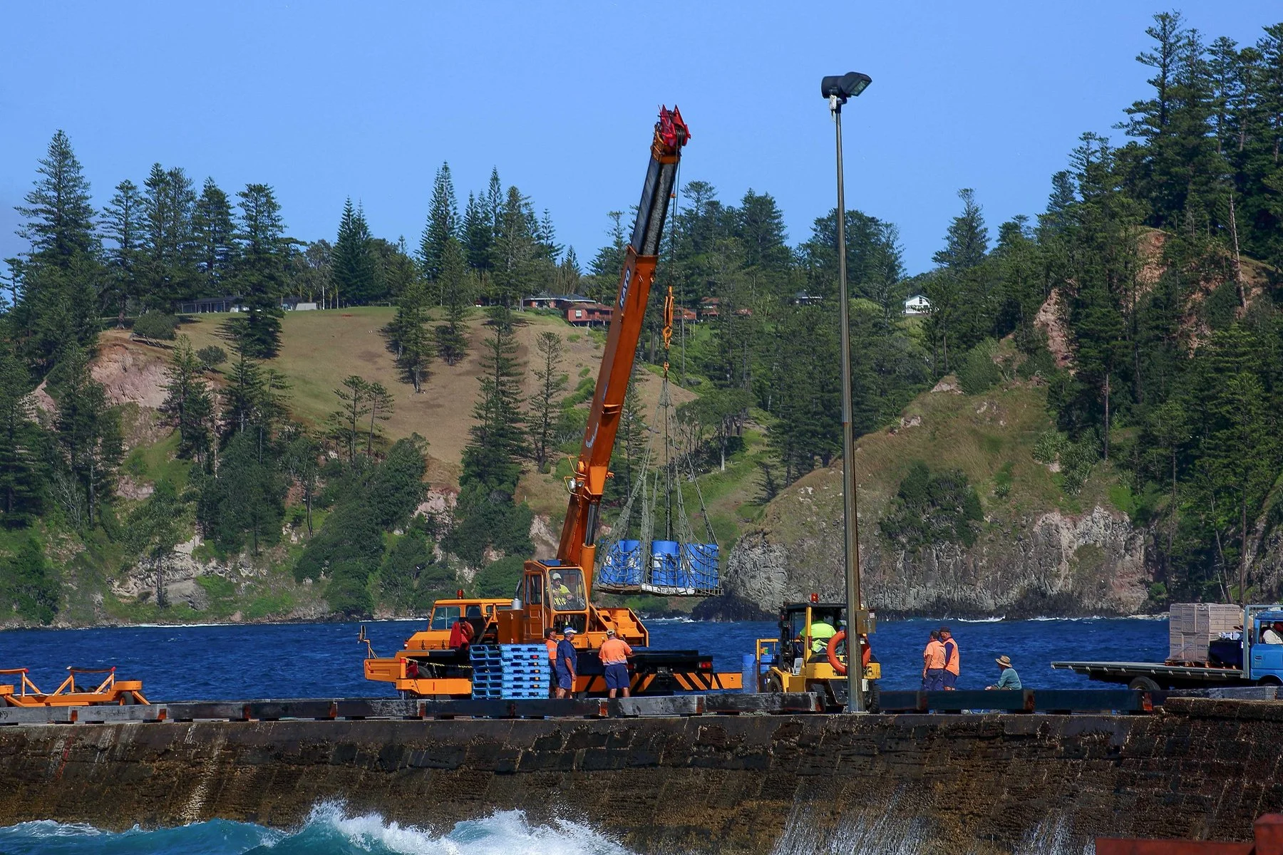 Norfolk Is,Unloading Supply Boat,4520,-.JPG