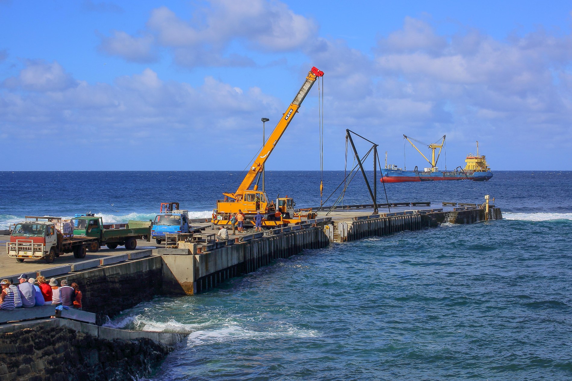 Norfolk Is,Unloading Supply Boat,4523,-.JPG
