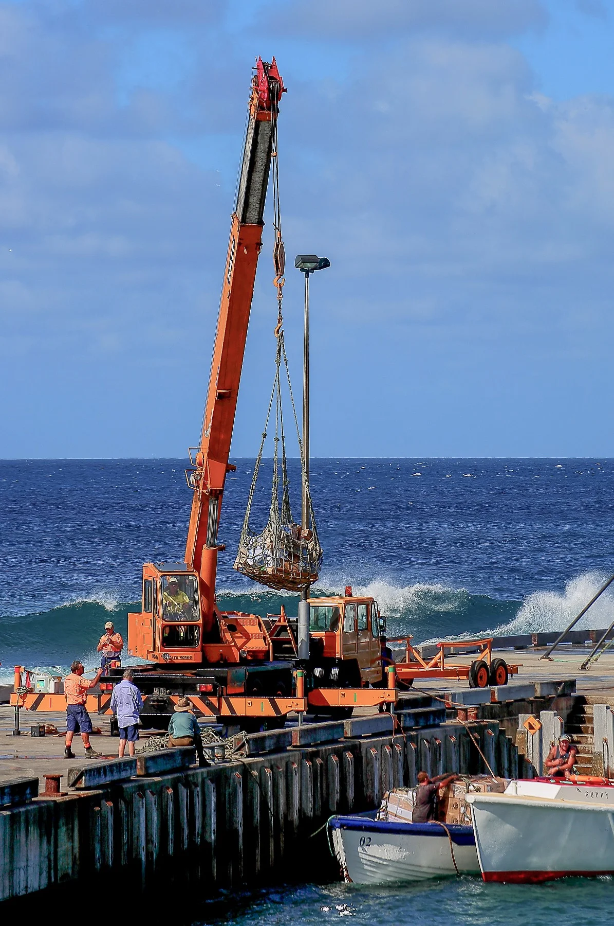 Norfolk Is,Unloading Supply Boat,4533,-.JPG