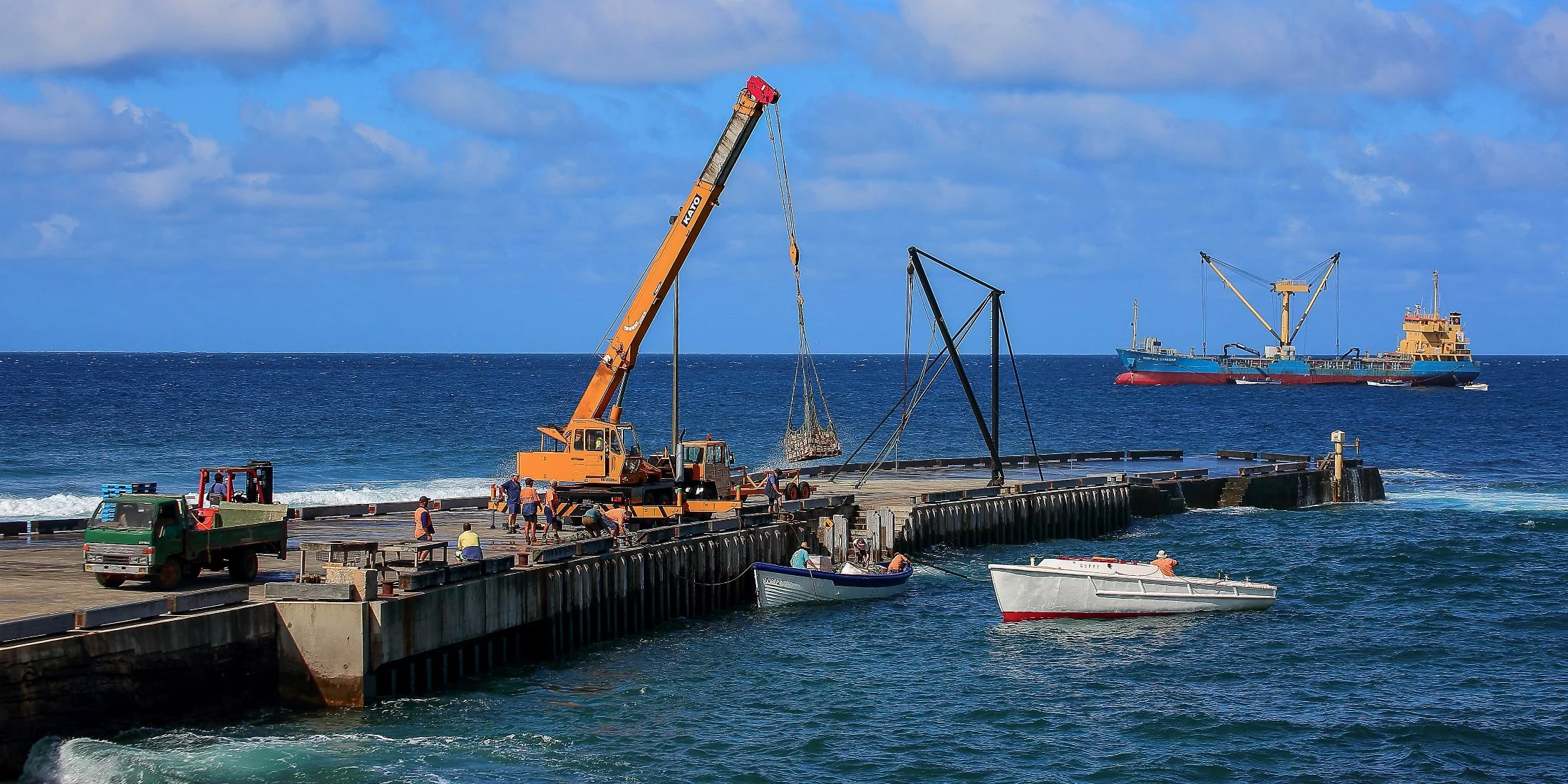 Norfolk Is,Unloading Supply Boat,4543,-.JPG