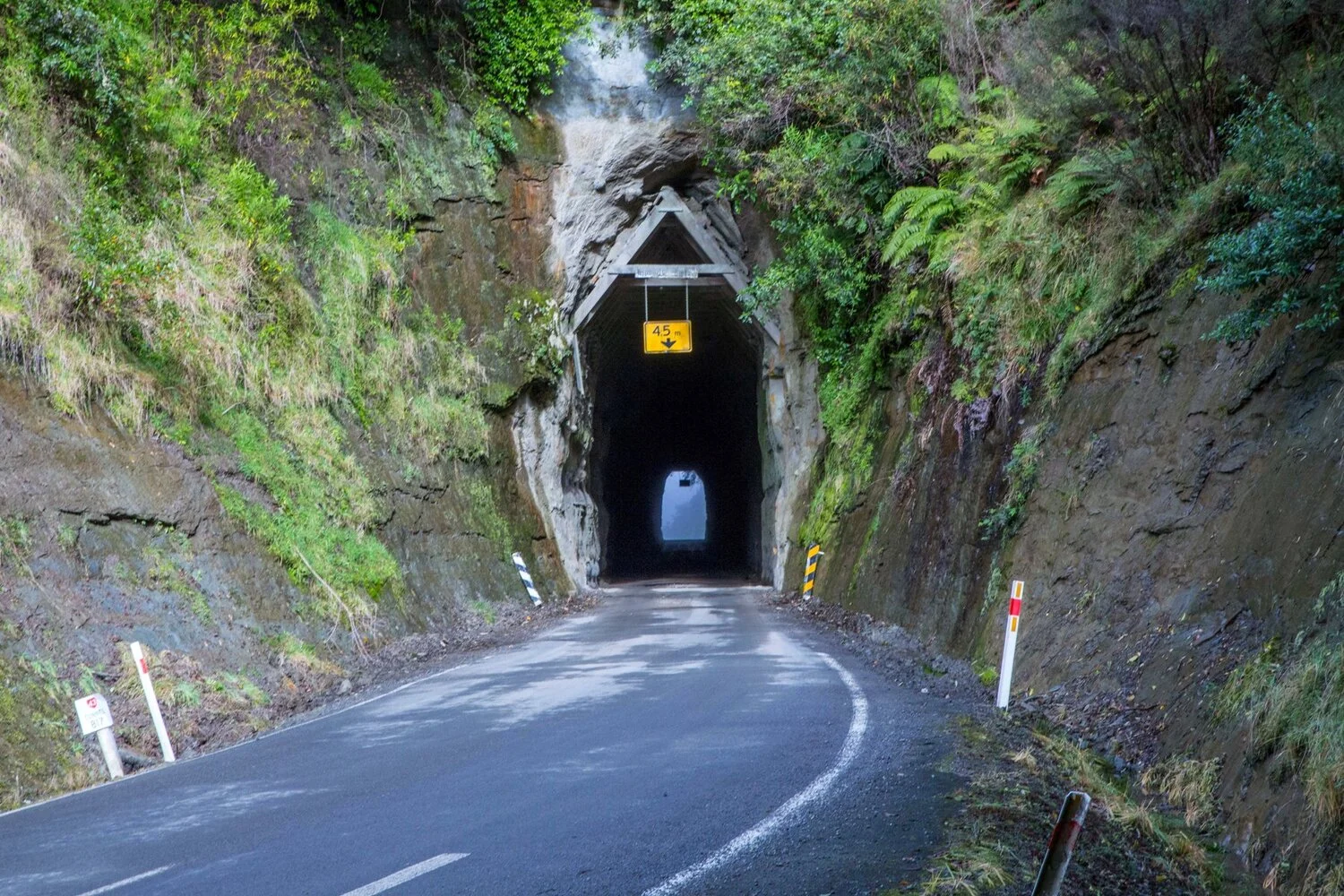 Moki Tunnel,-5943.JPG