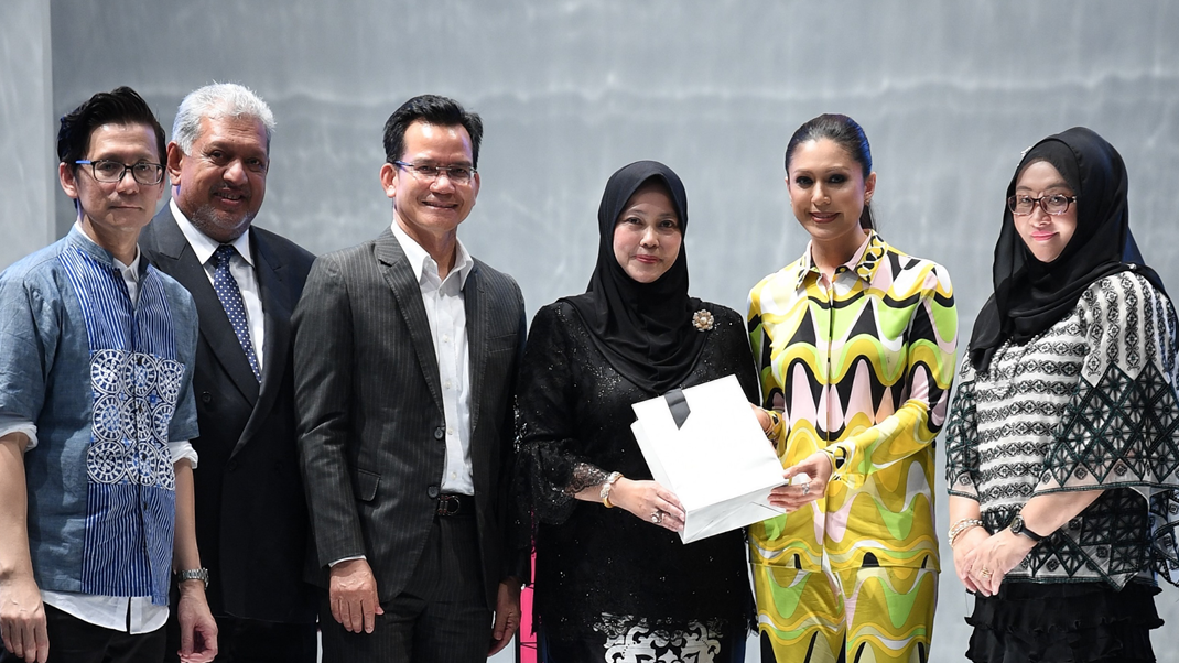 From L to R : MR. ANDREW TAN, Founder of KLFW - YBHG DATUK SERI MIRZA MOHAMMAD TAIYAB, KETUA PENGARAH TOURISM MALAYSIA - YBHG DATUK RASHIDI BIN HASBULLAH, TIMBALAN KETUA SETIAUSAHA (KEBUDAYAAN) Ministry Of Tourism & Culture Malaysia - YTM TENGKU PUAN TEMENGGONG KELANTAN TUNKU DATO HAJJAH NOR HAYATI BINTI TUNKU ABDUL RAHMAN PUTRA AL HAJ, Founder of YANAS - YBHG DATIN SERI HAFLIN SAIFUL, Spouse of Minister Of Tourism & Culture Malaysia - YBRS PN.NOR HAYATI BINTI AWANG, TIMBALAN KETUA SETIAUSAHA (PELANCONGAN) Ministry Of Tourism & Culture Malaysia