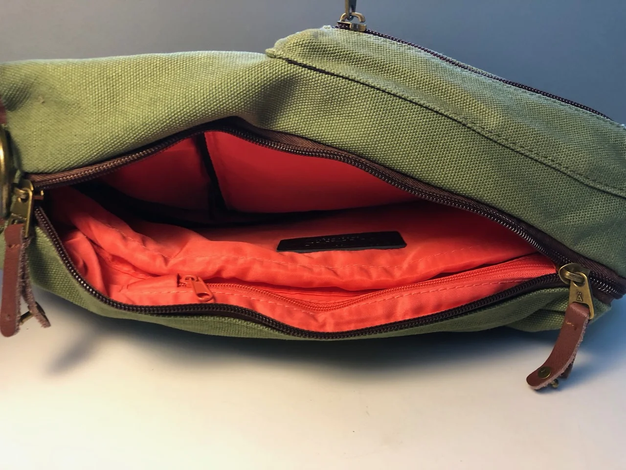 There’s no access to the laptop sleeve in messenger bag mode, but there is another secret pocket!