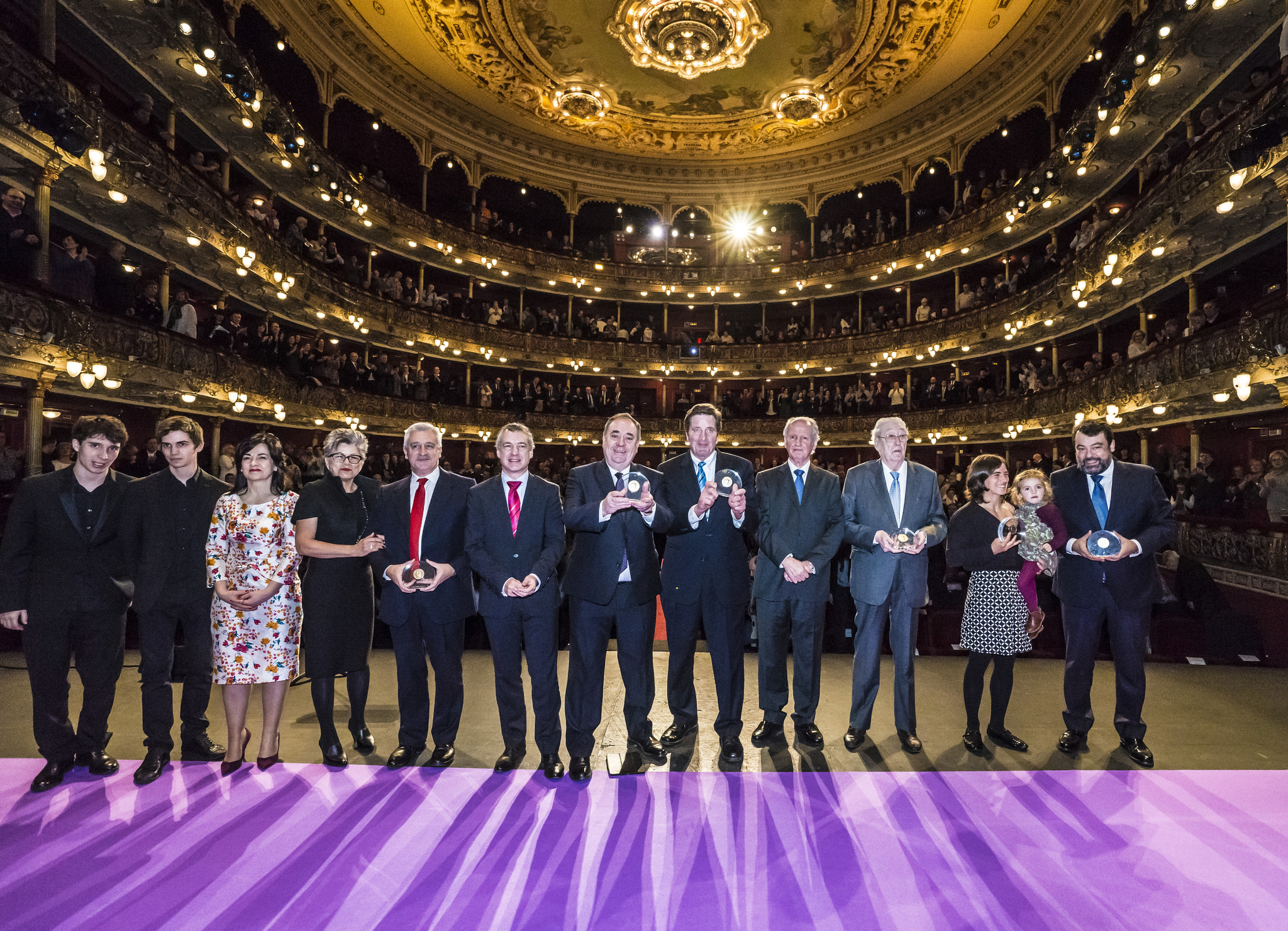 Salmond receiving Sabino Arana award at the Arriaga Theatre, Bilbao. Photo: EAJ-PNV