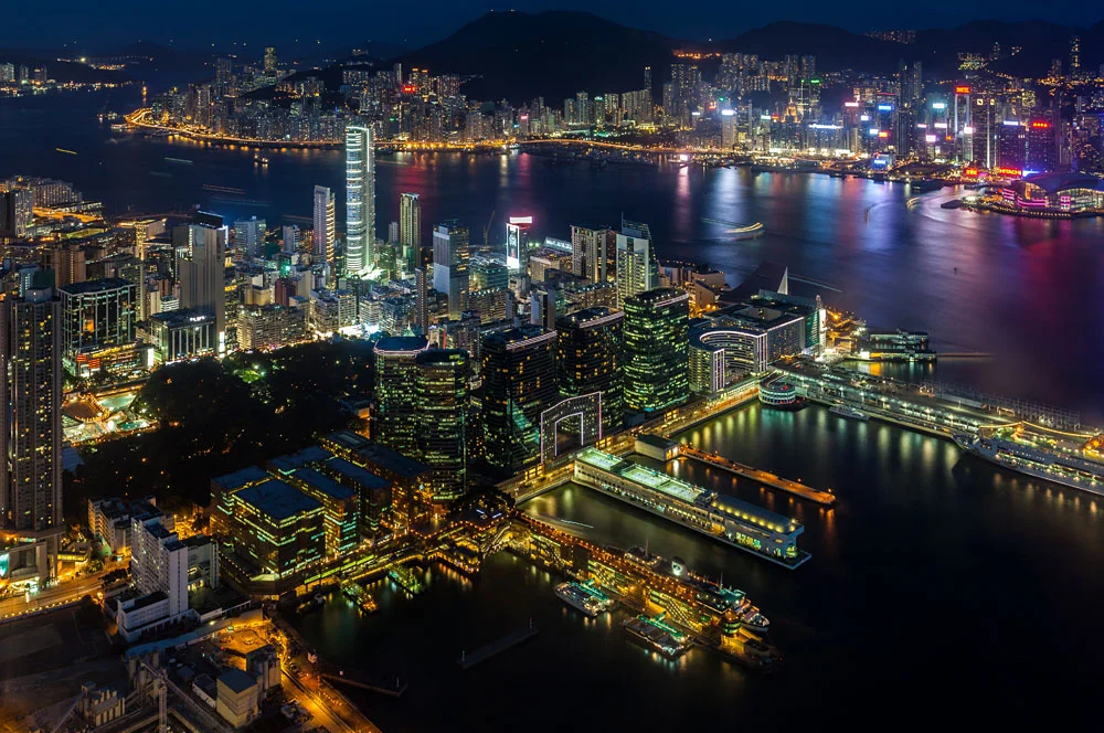 Victoria_harbour-night-view_Sky100-Diego-Delso.jpg