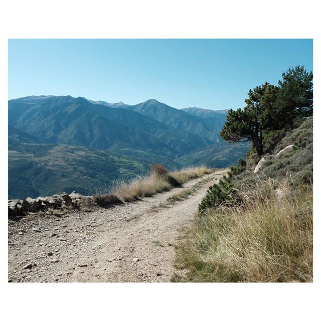 Mont&eacute;e au refuge de Roque Fumade sur le massif de Madres-Coronat 
#refuge #pastoralisme #pyreneesorientales