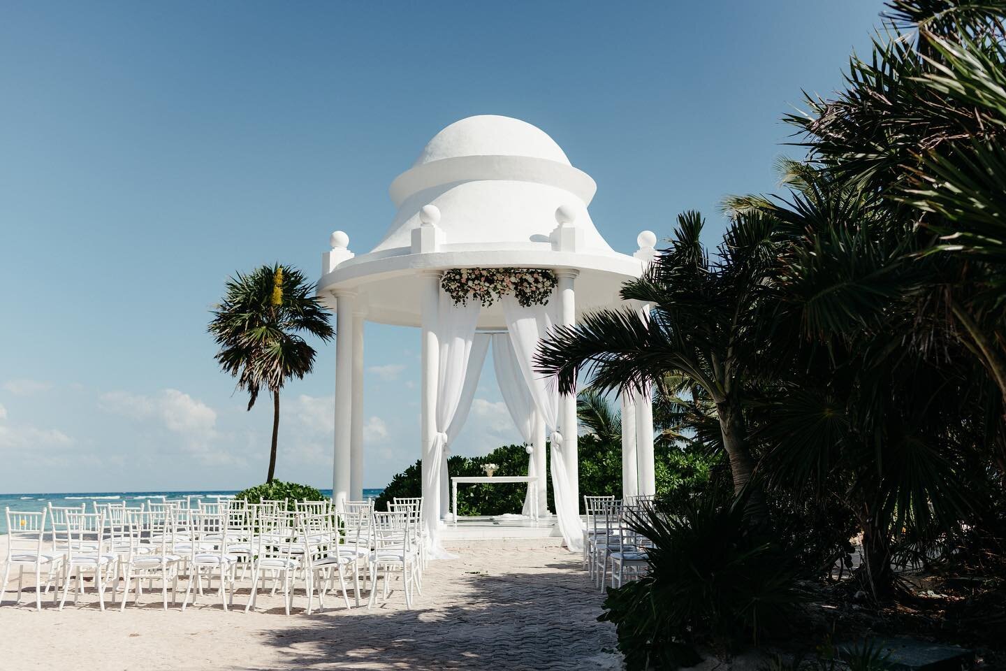 Still not over this beautiful (and balmy) day in Mexico..what a treat to celebrate J+D in paradise 🌿

Shot for @oak.andoliveco