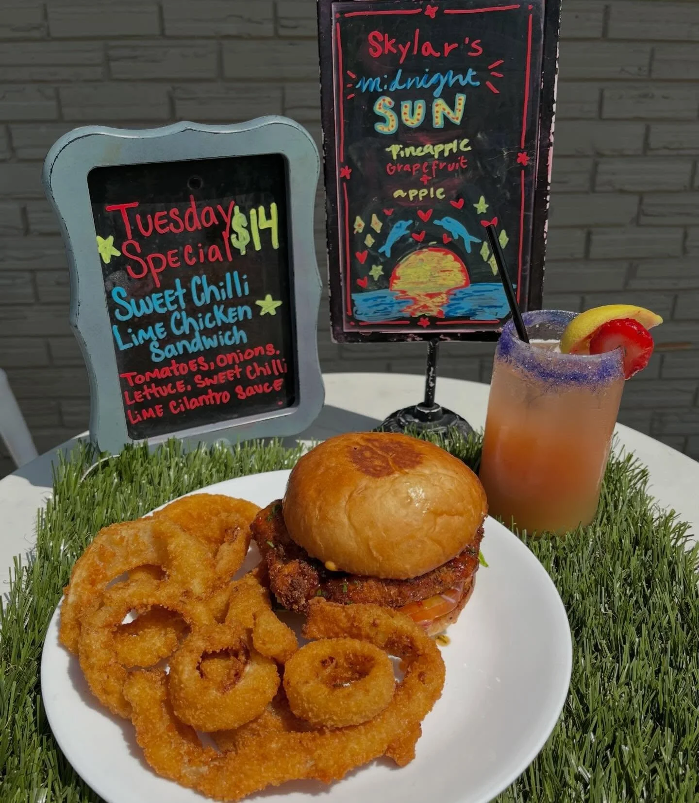 🌞Today&rsquo;s Special 🌞A friend chicken sandwich with a sweet chilli lime and a cilantro sauce- topped with onions, tomatoes, lettuce, and your choice of a side! Grilled, fried, or blackened is up to you. 
Order it with The Skylar Midnight Sun to 