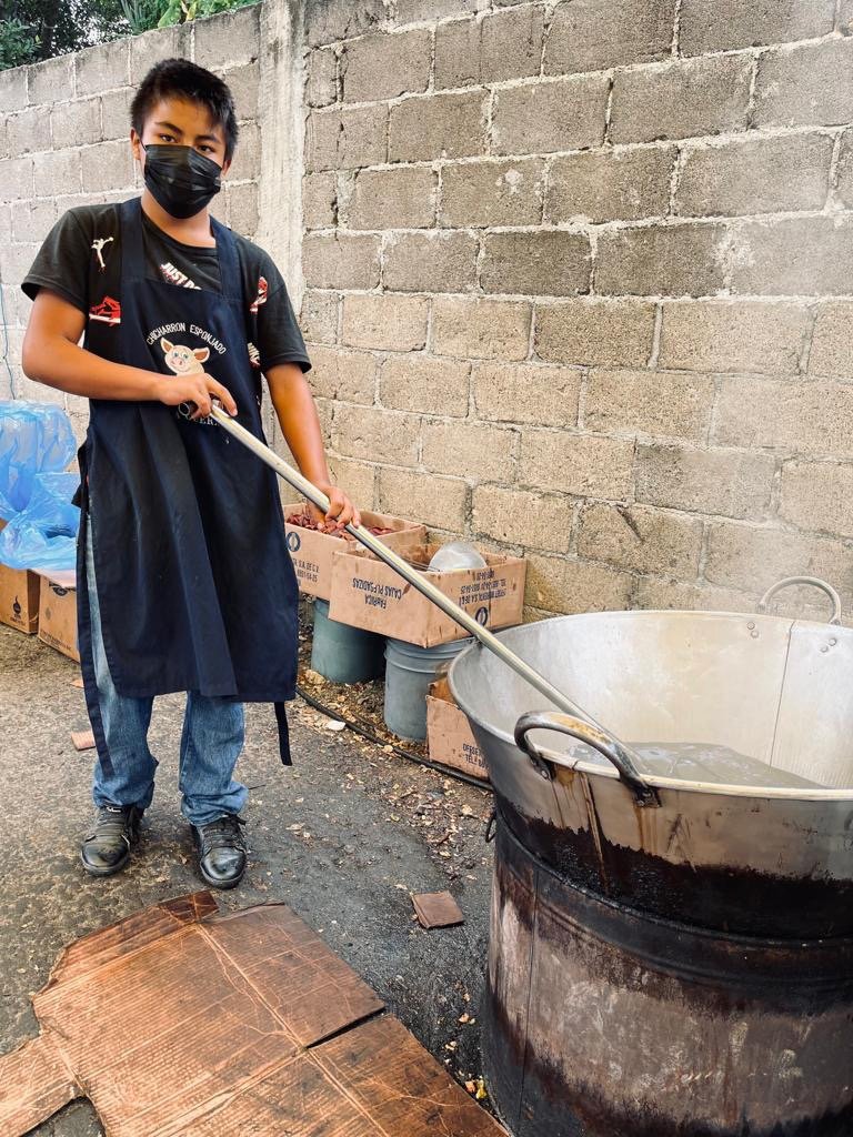 Jalpan Sunday Market boy making fresh Chicharrón#© Marcus Wiley