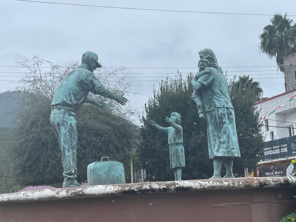 La Lagunita, QRO, Monument to Fathers Working in the USA#© TWT LLC