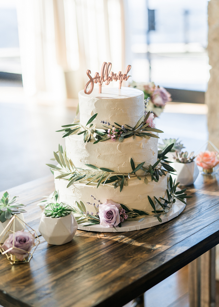 Simplistic Wedding Cake Detail Ideas  