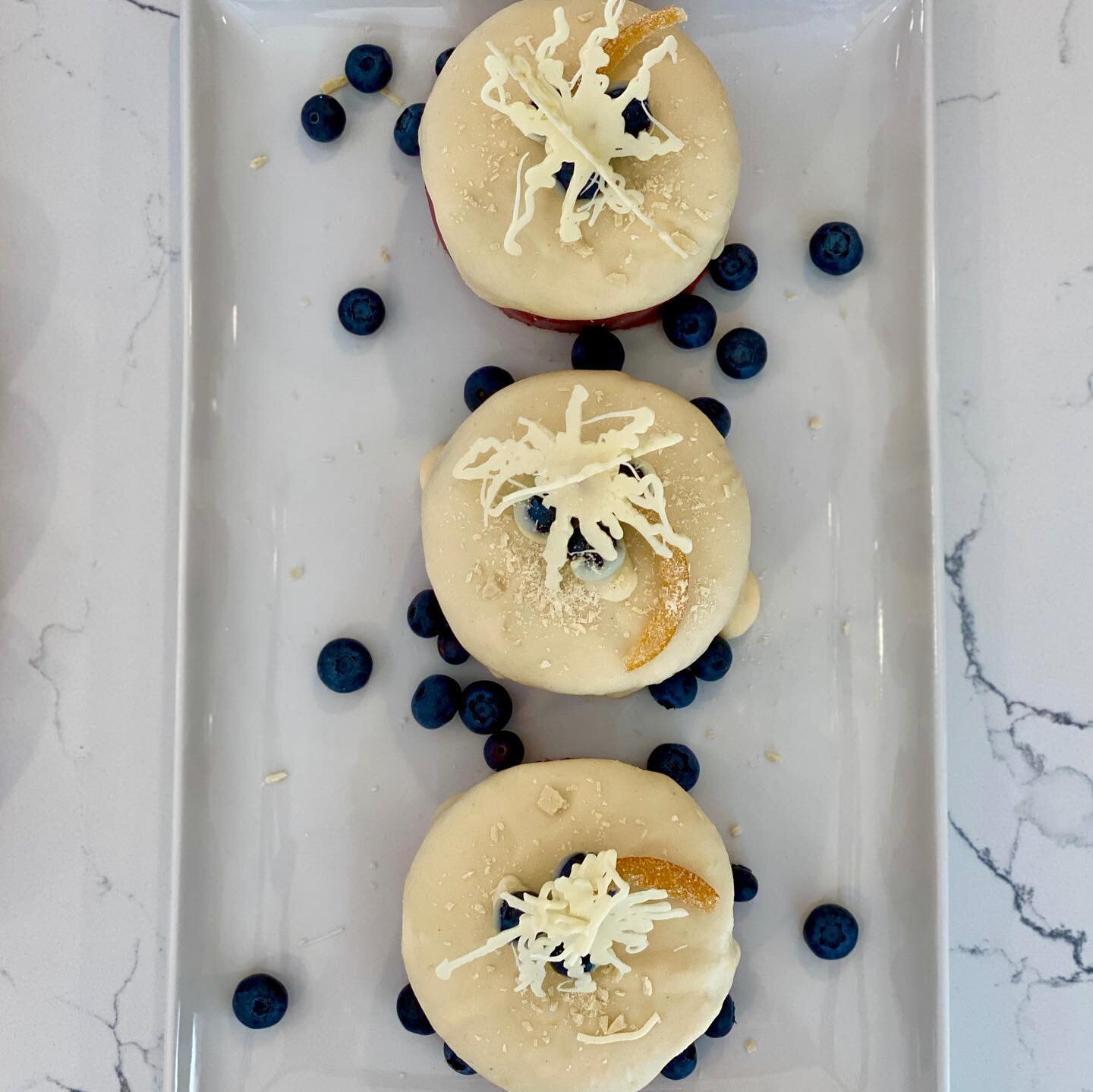 Happy Independence Day! 🍰 🎆 This year I made organic red, white, and blue treats, including deconstructed strawberry shortcake mousse and these mini cakes (decorated with white chocolate fireworks inspired by Melissa @ mycakeschool )⁣
.⁣
.⁣
.⁣
#4th