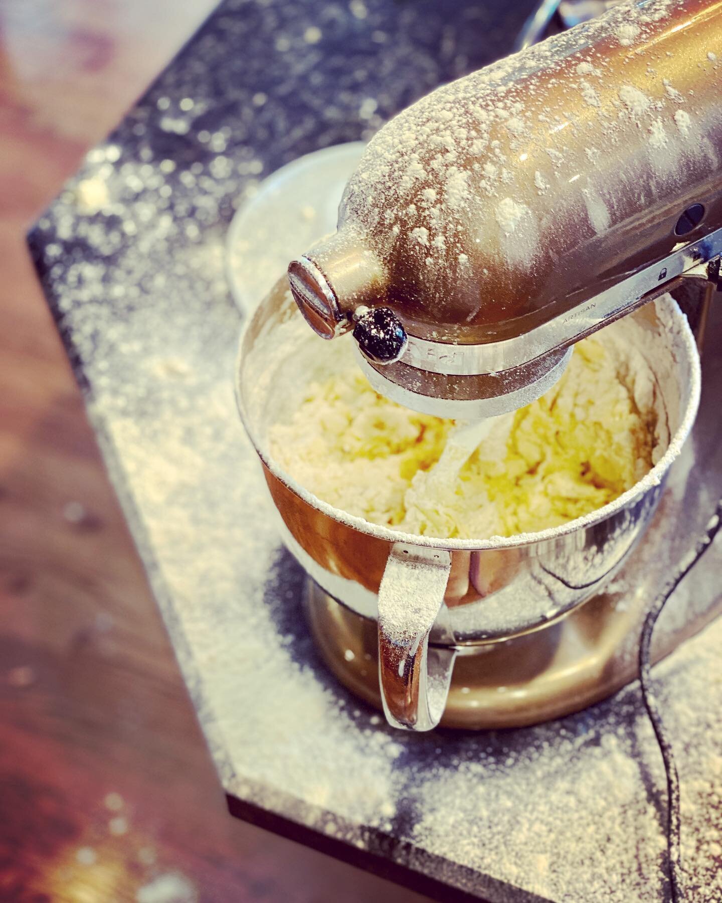 Turns out the lock switch was the one on the 𝘳𝘪𝘨𝘩𝘵. #protip⁣
⁣
The good news is that when 𝘢𝘭𝘭 of the flour explodes out, it&rsquo;s easy to calculate how much needs to be added back in. At least the butter cake came out well; thanks for the r