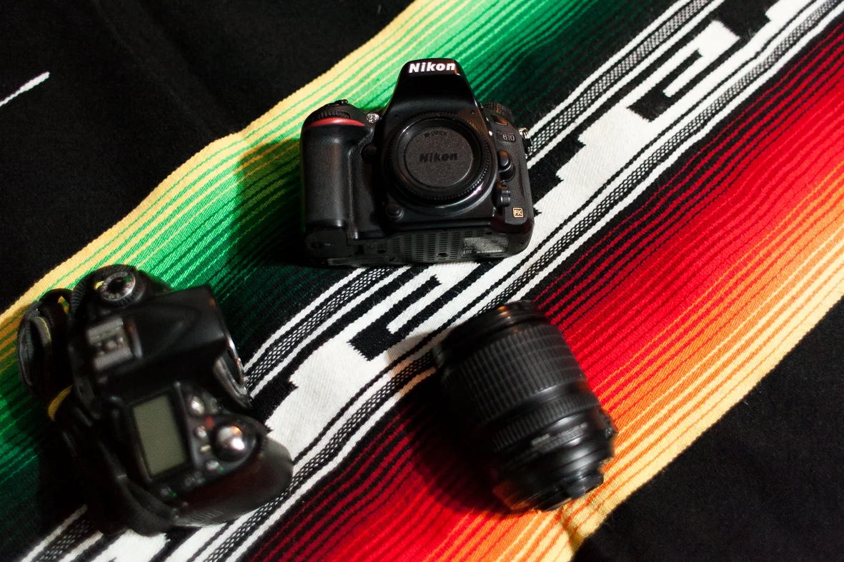 tá aí! os novos mimos que chegaram da nikon, peso para papel, full frame + lente R.I.P lembrando que estou vendendo prints de todos os tamanhos para investir em novos equipamentos! escolha uma fotografia ou dez aqui no site e faça sua encomenda: henriquethoms@gmail.com