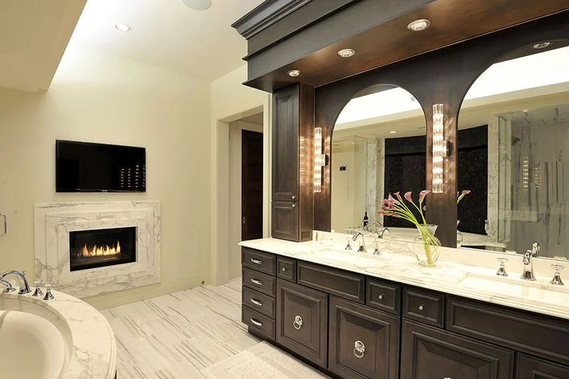 CRESCENT 905 bathroom.jpg