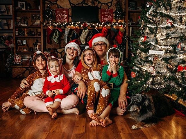 CALLING ALL MY LAST MINUTE MOMS (like myself)! This time of year sure can get away from us.

And if you're anything like me, you get distracted and end up waiting until it's too late to get that amazing Family Christmas Photo.

See how I used AMAZING