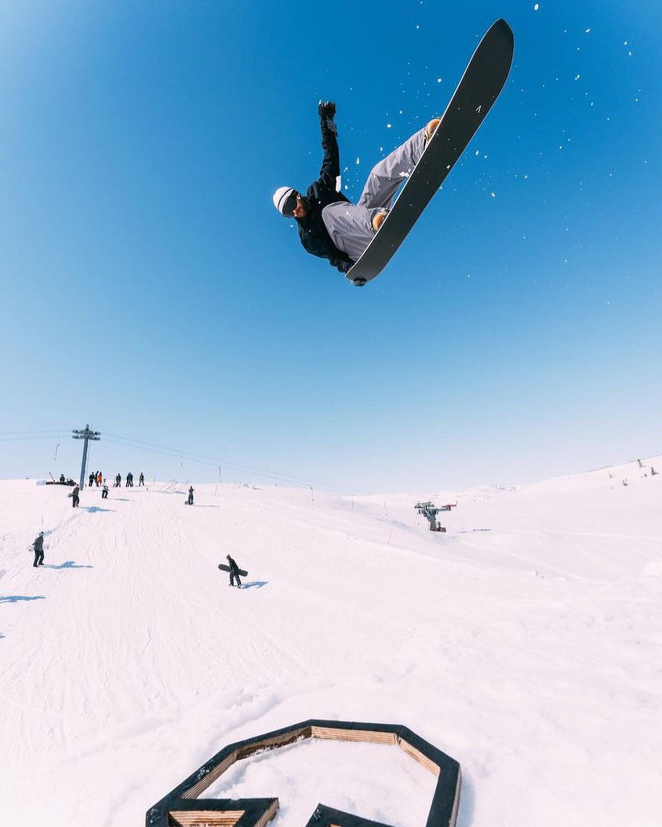 Spring riding ^

@knut_christoffersen_ riding the MT 1365^w in 168cm.
Wearing the Merino Work Jacket and Merino Tech Knit Hat.

Ph/ @evenbrekke 

#fjellsnowboards #snowboarding