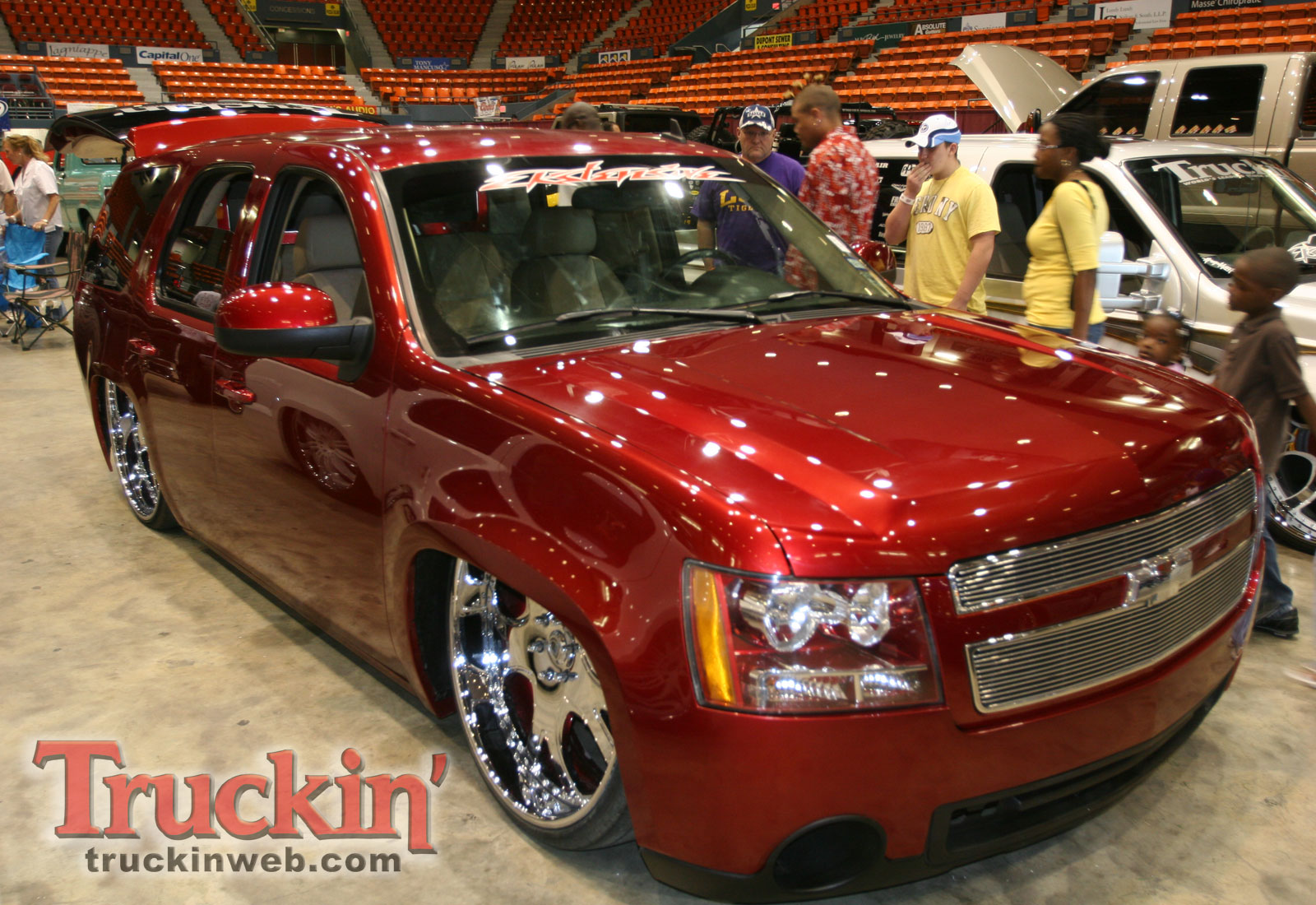 1004trweb_68+2010_midnight_fantasies_truck_show+custom_chevy_tahoe.jpg