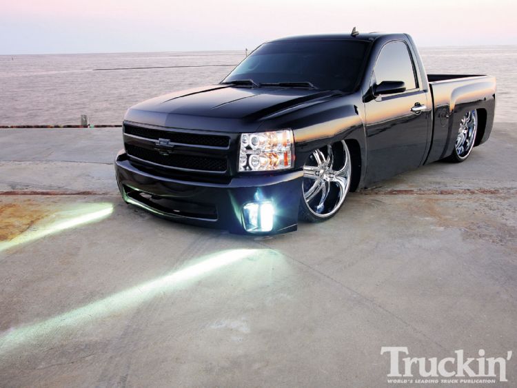 1102tr_01+2008_chevy_silverado+left_front_angle.jpg