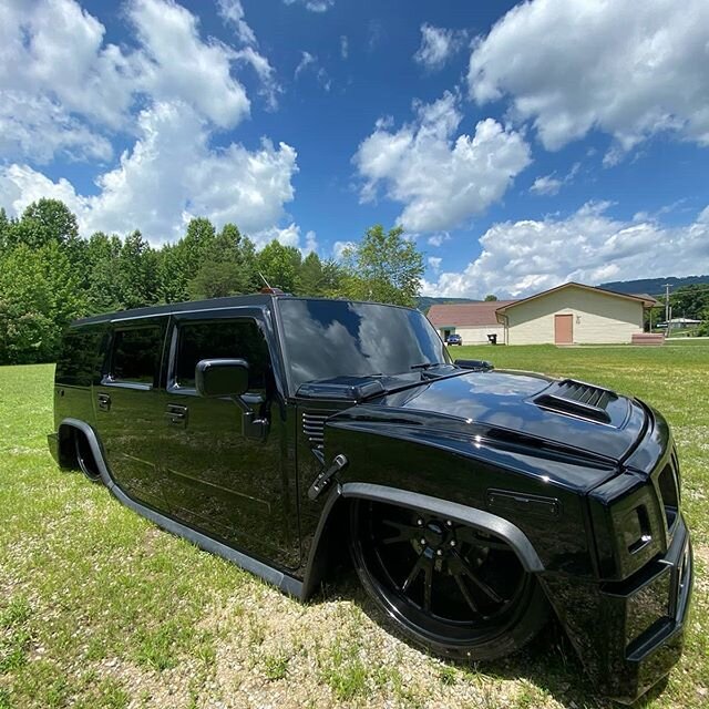 We love seeing the rides we build over the years, @zanestokes for the fresh black paint on this H2. That mirror finish can me mesmerizing.  Make sure to check out what he has in the booth.
#HOLLERKIDS ➖➖➖➖➖➖➖➖➖➖
Valves - Bags - Compressors - Fittings