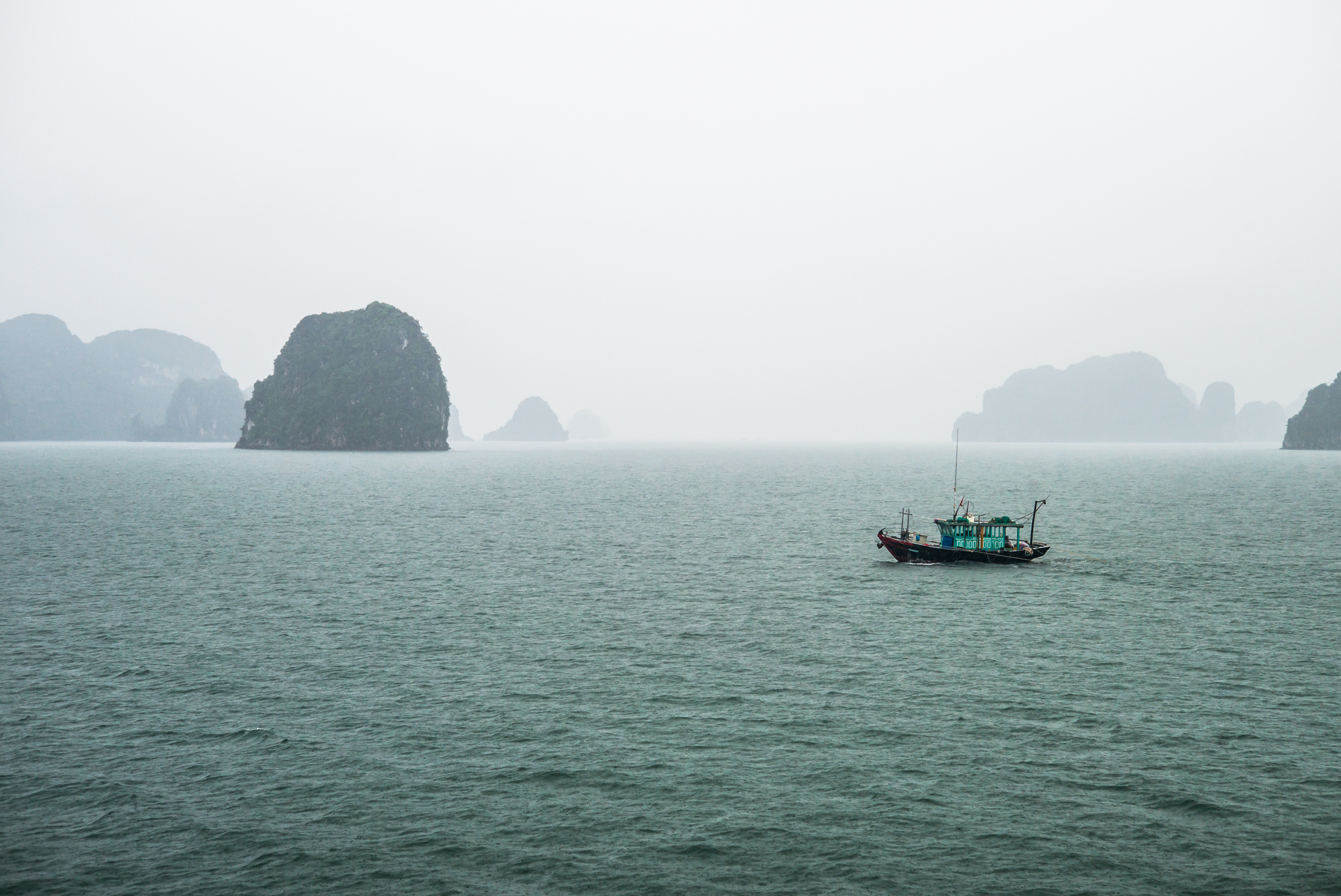 When the light is just right, a luminous layer of raindrops forms just above the water.