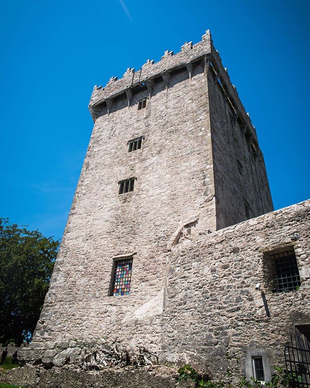 Swipe to see a close up of the window. I was not expecting this old castle to have such a pretty design.
•
•
•
#irish_daily #irish🍀 #ireland #ireland🍀 #irelandtravel #ireland_gram #blarneycastle #blarneystone #travelblogger #traveldrops #igers #instafocus #photography #lightroom #travelbug #traveladdict #castle #postcardsfromtheworld #europe #keepexploring #globe_travel #theglobewanderer #travelworld #letsgosomewhere #exploretheglobe #places_wow #xposuremag #icatching #collectivelycreate #wanderlust