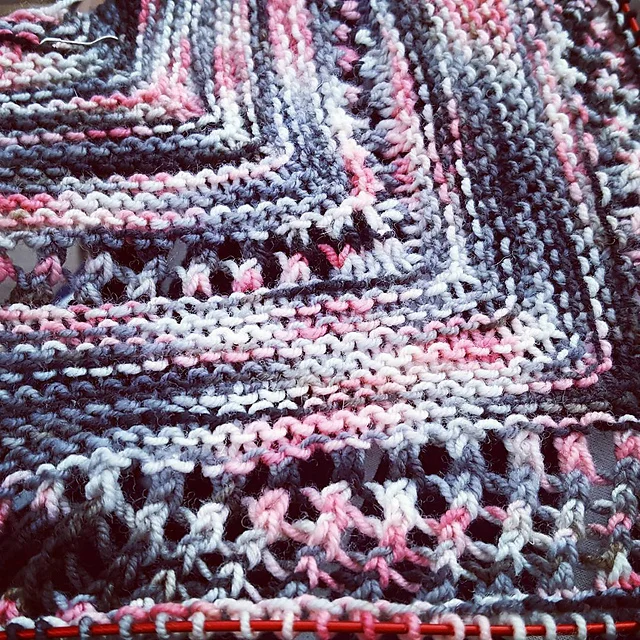 Pattern: Reyna by Noora Laivola Knit by: Elizabeth (Ravelry: atlasphere ) Collection: Ornithology Colorway: Dark Eyed Junco