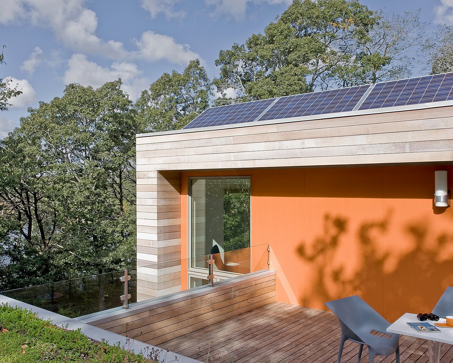 屋顶装有太阳能电池板的绿色家园