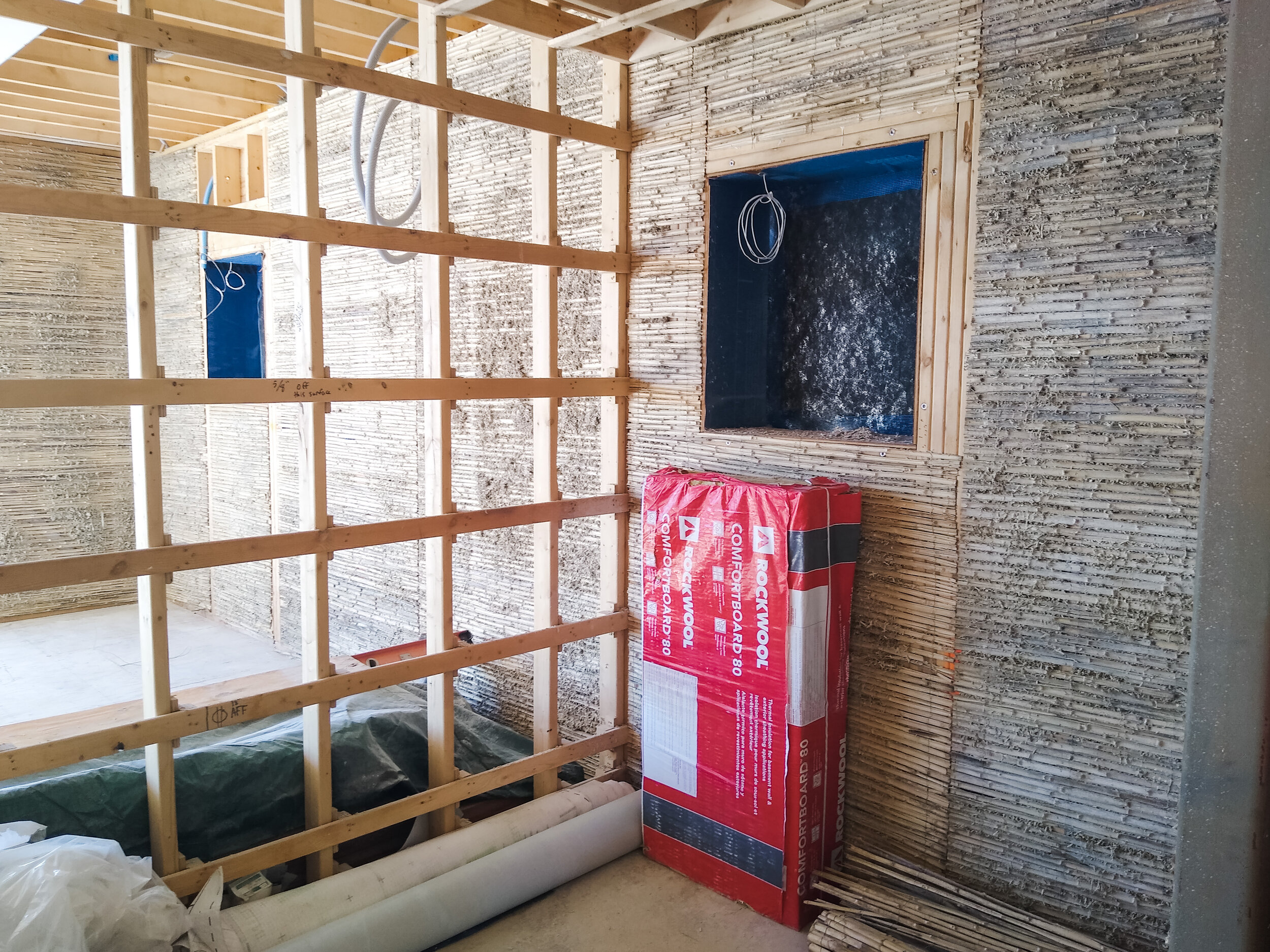 外部围护结构的内部包括竹制车床，在空腔内有麻凝混凝土。