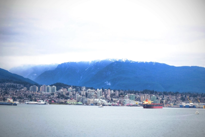Every day at noon the Heritage Horns sound the first four notes of O Canada anthem in this point of the city. 