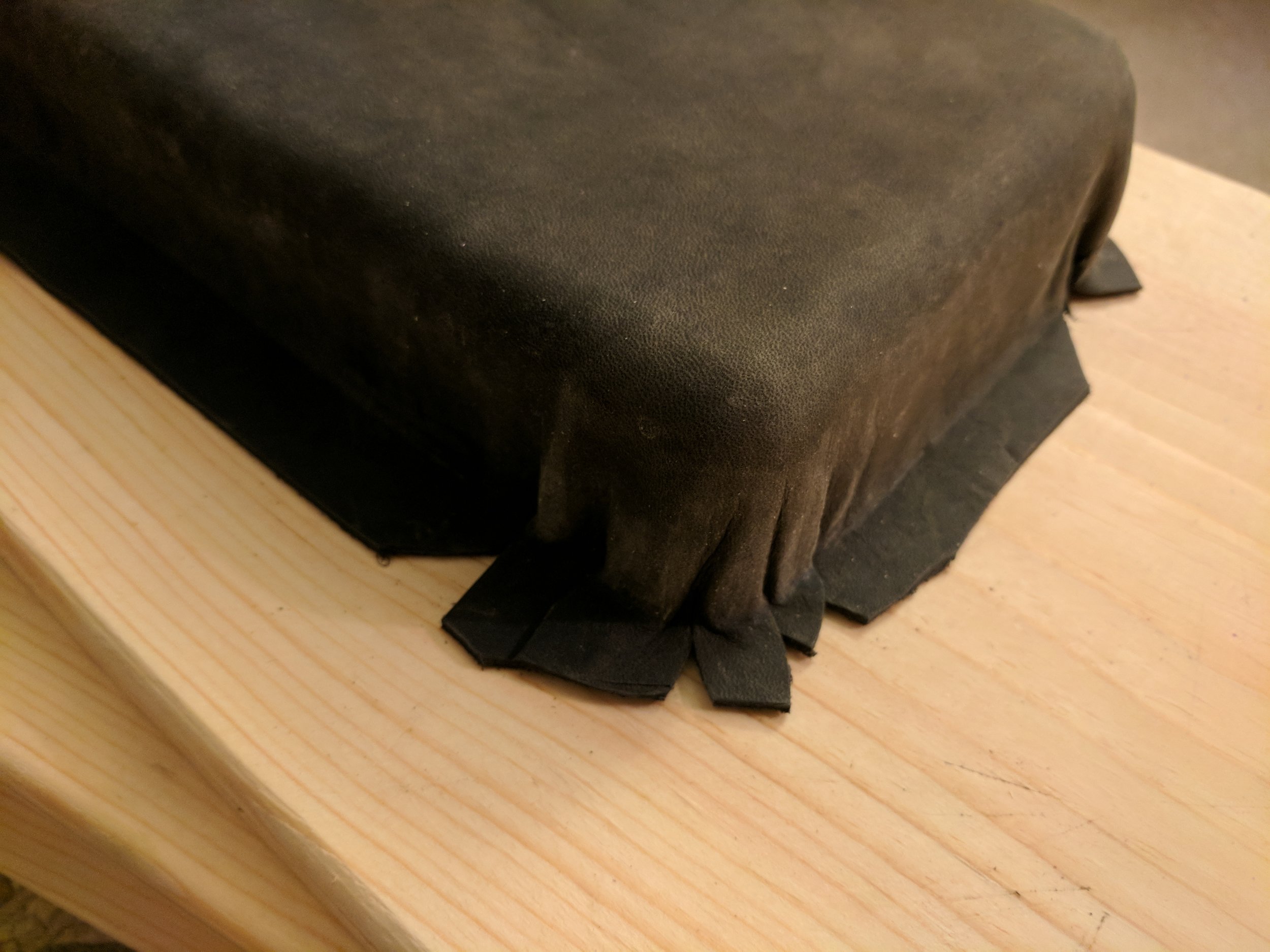 Even though I used triangle cuts here, my frame was not tight enough and a lot of folds formed around these corners.