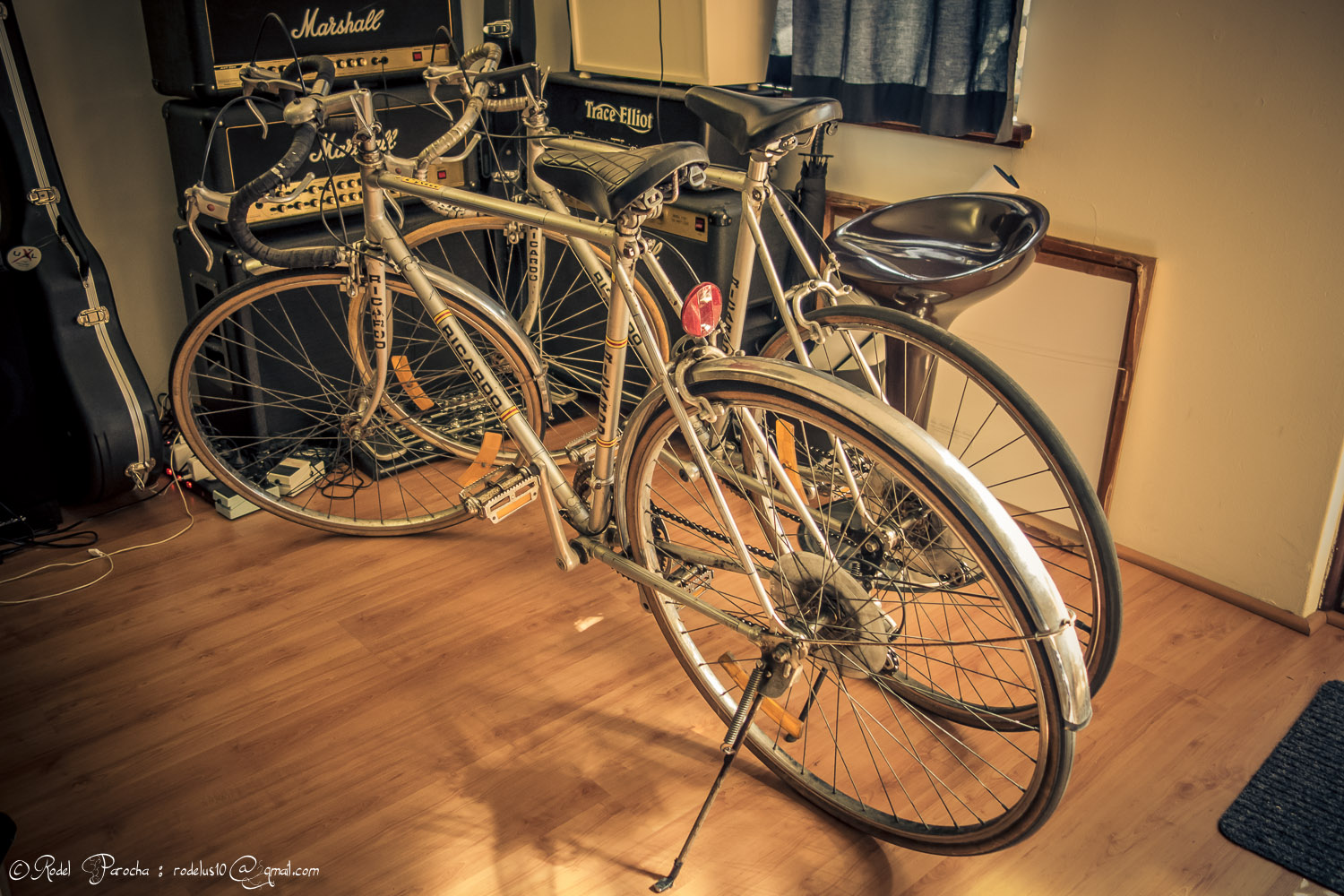 Two silver and nearly identical Ricardos in my lounge. The left Ricardo became my project bicycle.