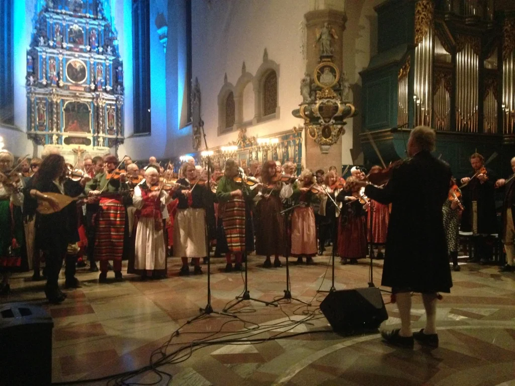 Tommy Gjers leder allspelet i kyrkan. 