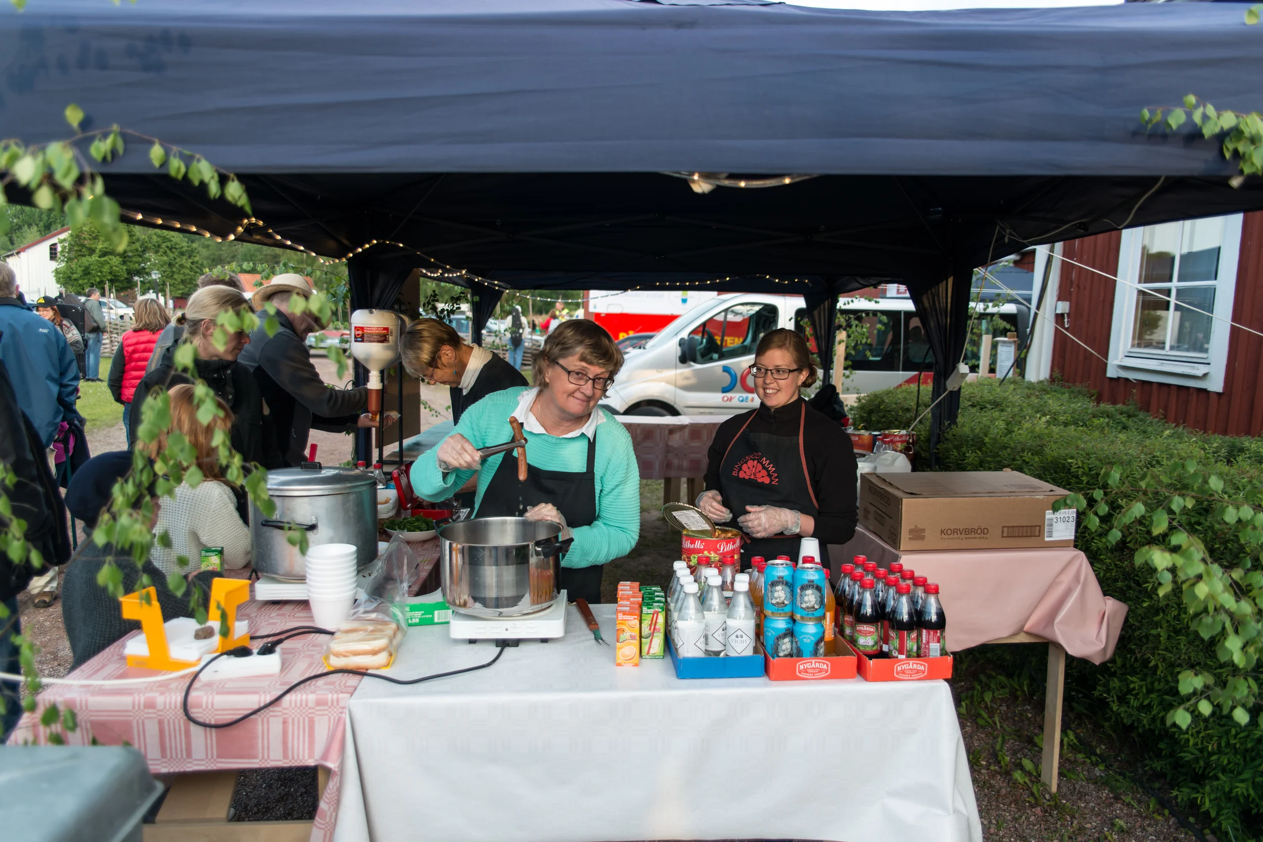 Spelmän serverar korven på tisdagskvällen så att de som jobbar på onsdagen också ska få njuta av stämman. Foto: Hans Olander