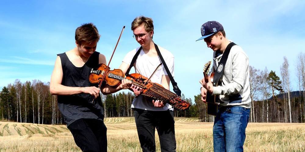 Låtspel för ungdom, nyckelharps- och gitarrkursen leds av Jerker Hans-Ers, Petrus Dillner och Eemil Rutanen