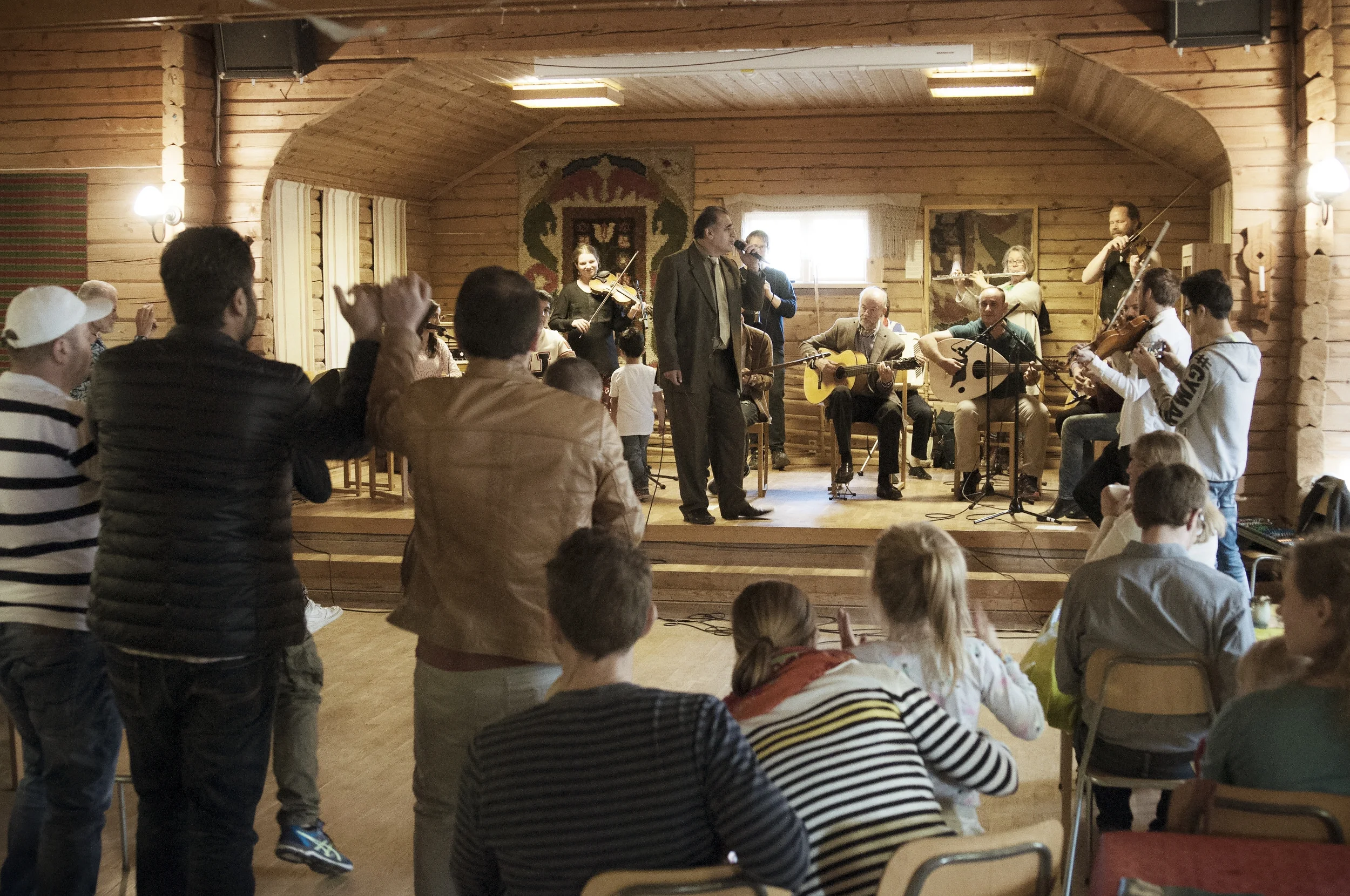 Bullermyrens spelmanslag spelar på orsa hembygdsgård, april 2018. Foto: J. Holmén