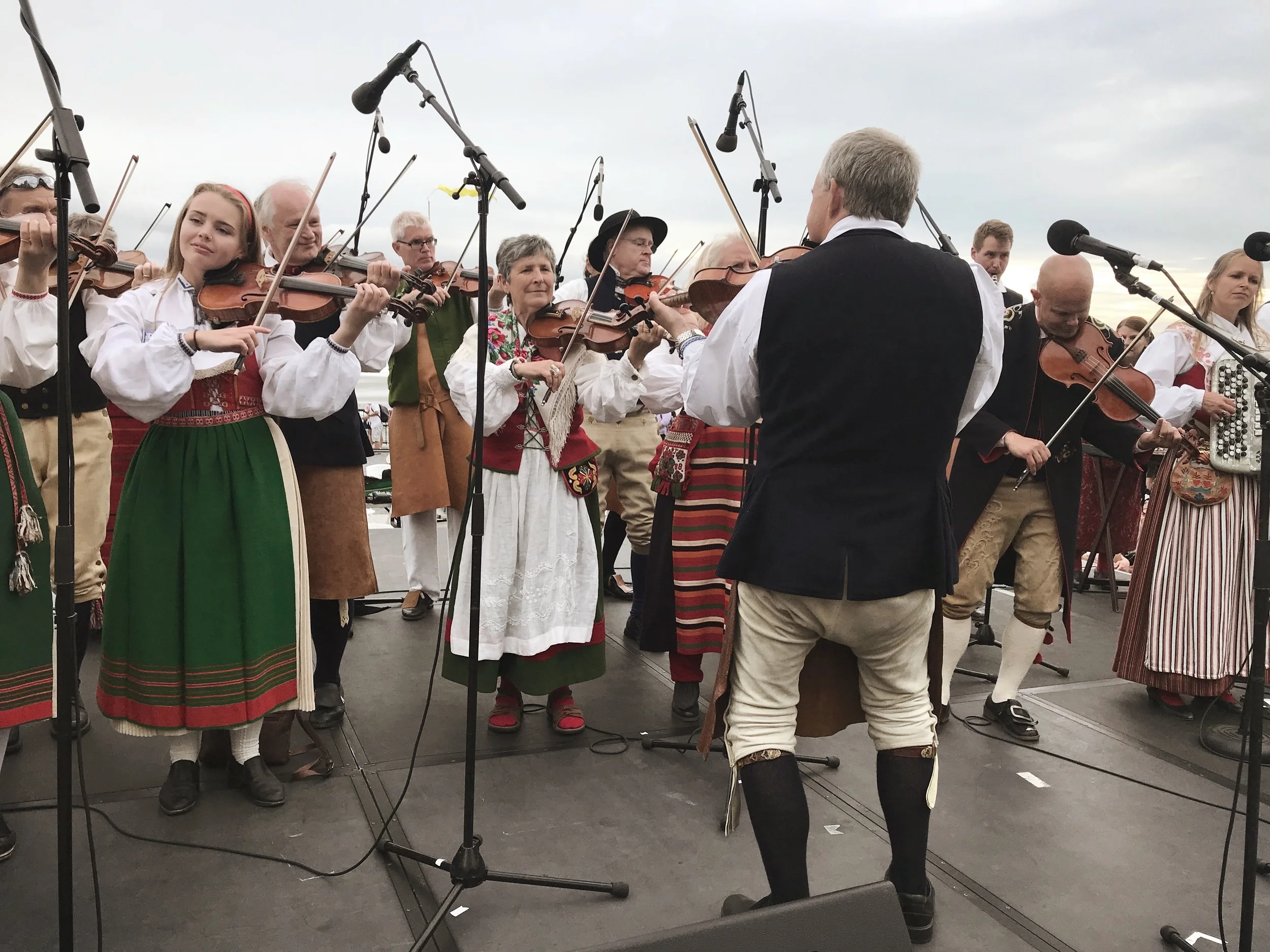 Gruppen under eminent ledning av kapellmästare Olle Moraeus. Foto: Privat